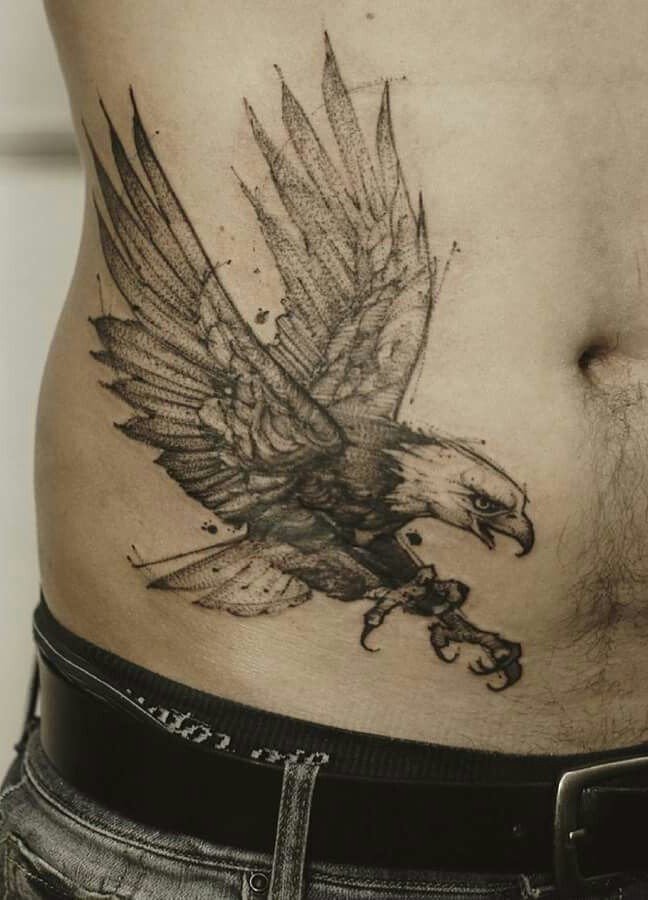 H&igrave;nh xăm chim đại b&agrave;ng đang bay tr&ecirc;n v&ugrave;ng da b&ecirc;n h&ocirc;ng của một người, với chi tiết c&aacute;nh v&agrave; m&oacute;ng sắc n&eacute;t.