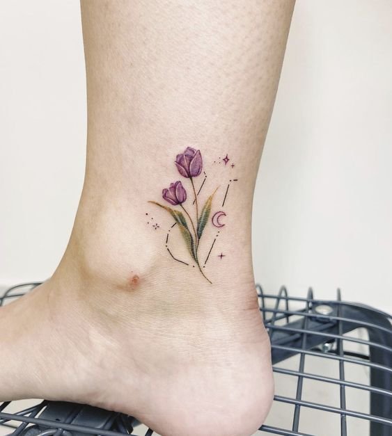 hình xăm mini hoa tulip màu tím
