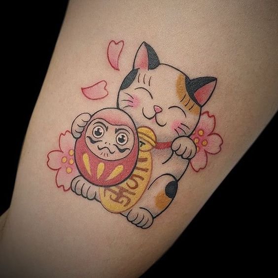 hình xăm mèo thần tài kết hợp daruma