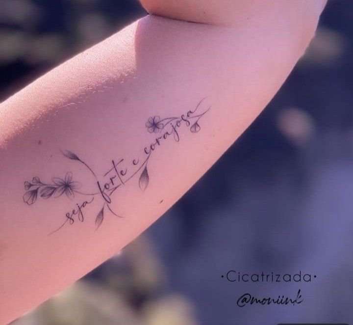 kiểu tattoo chữ nghệ thuật ở bắp tay