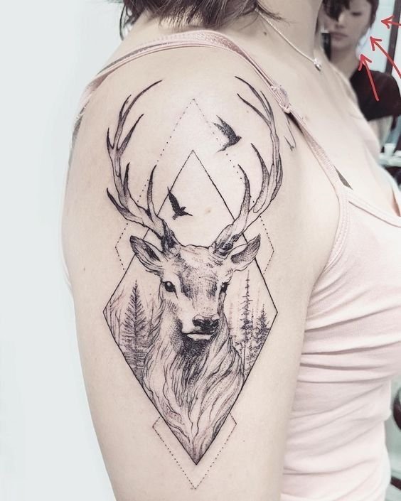 kiểu tattoo con hươu với cặp sừng đồ sộ