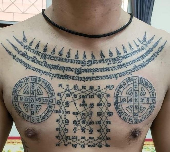 kiểu Yantra tattoo phủ kín lồng ngực trên người khách