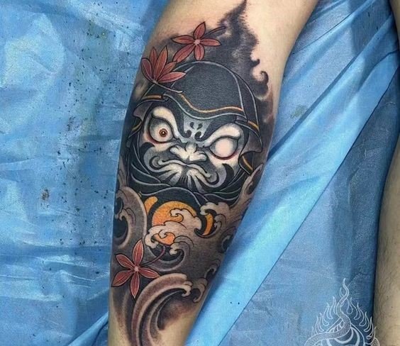 kiểu xăm daruma truyền thống sau bắp chân cho khách nam