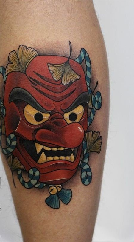 kiểu xăm hình daruma mặt hung dữ xua đuổi tà ma sau bắp chân