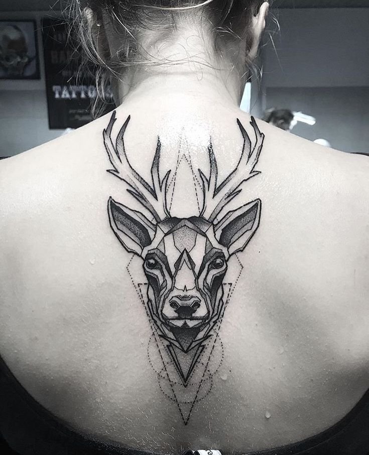 Tattoo đầu con hươu trên lưng