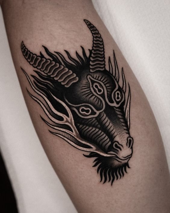 Với mẫu tattoo đầu dê trên tay thật mạnh mẽ