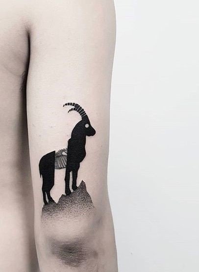 mẫu tattoo bắp tay cho người tuổi Mùi