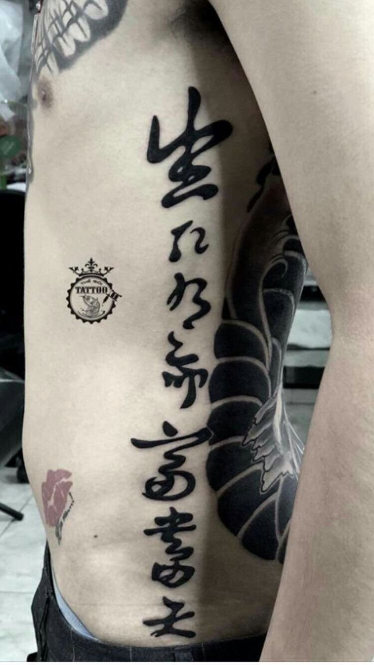 Tattoo chữ trung đẹp nằm bên hông