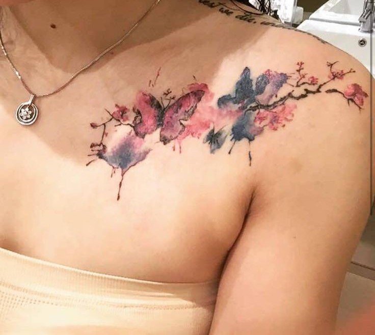 mẫu tattoo bướm và hoa đào loang màu