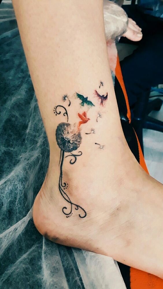 mẫu tattoo cánh hoa bay cùng đàn chim