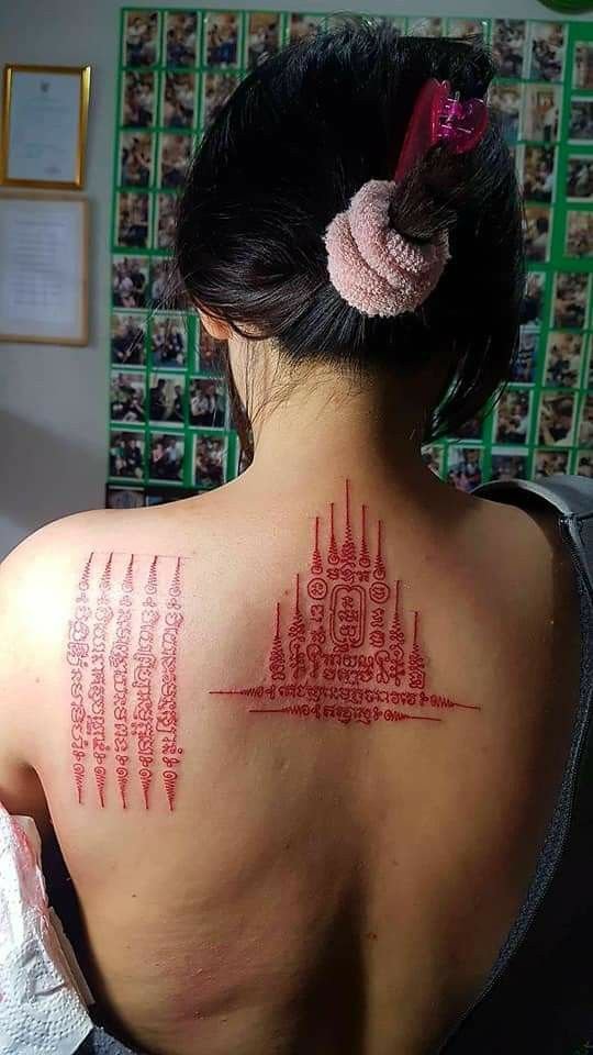 Tattoo chữ Khmer màu đỏ đặt trên lưng