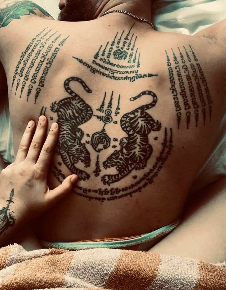 Tattoo chữ Khmer mang tính nghệ thuật ở lưng