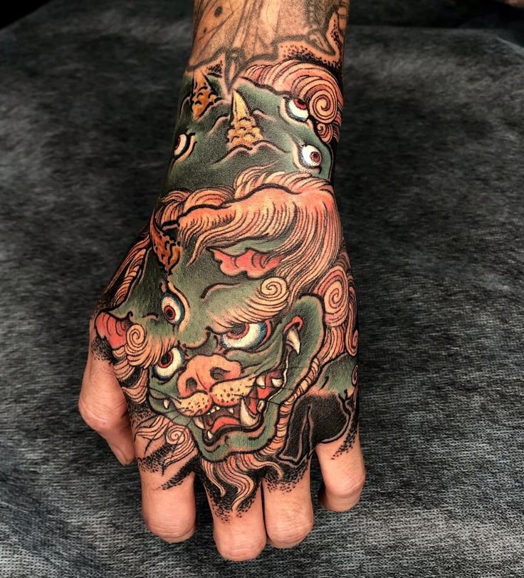 tattoo đầu quỷ trên mu bàn tay