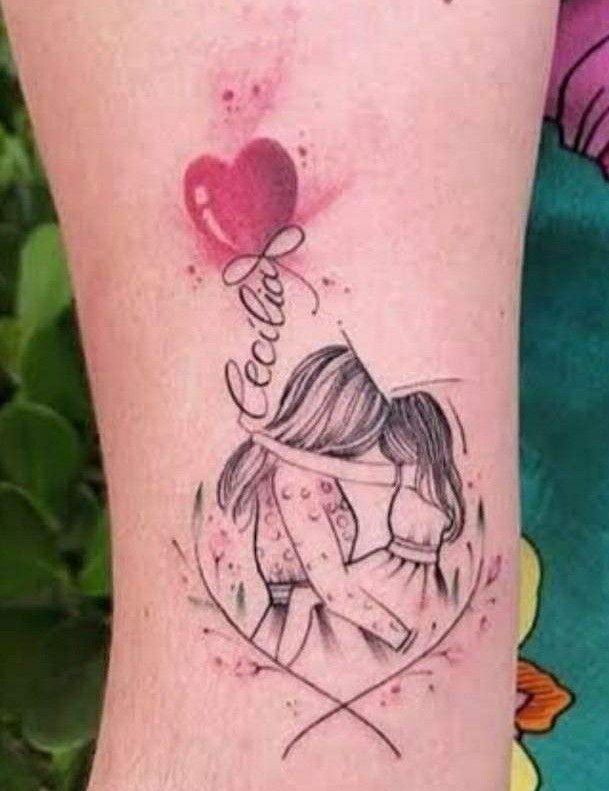 hình tattoo mẹ ôm con gái lớn ở trên chân