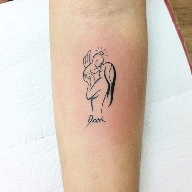 mẫu tattoo mini mẹ bế thiên thần con trên tay