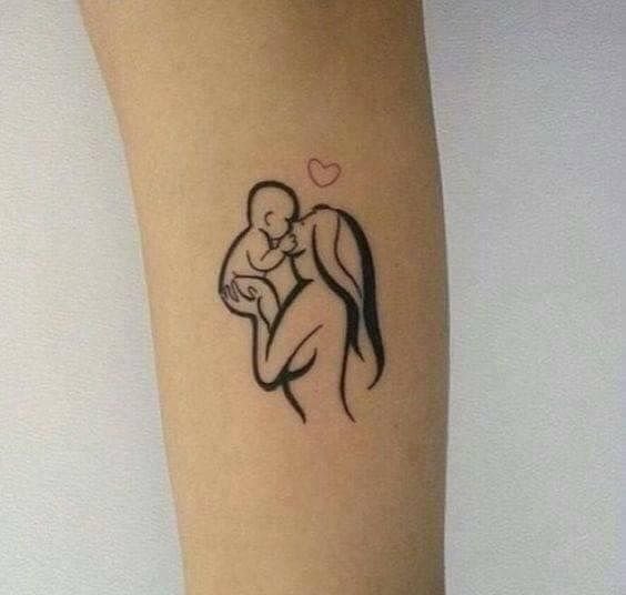 mẫu tattoo mini mẹ hôn con trên cánh tay