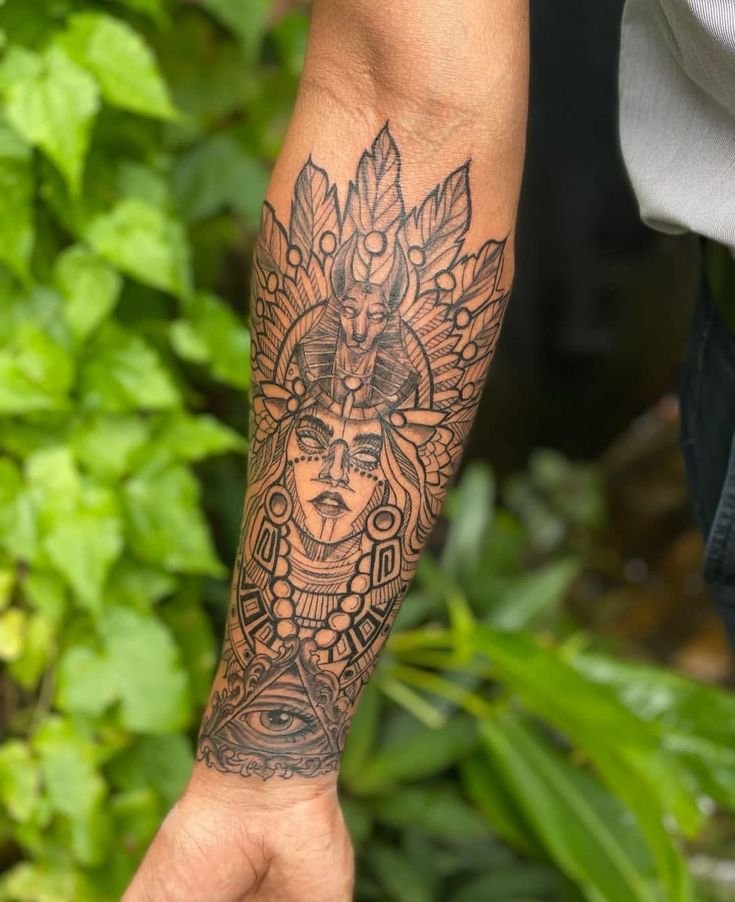 mẫu tattoo nữ hoàng Ai Cập trên cẳng tay