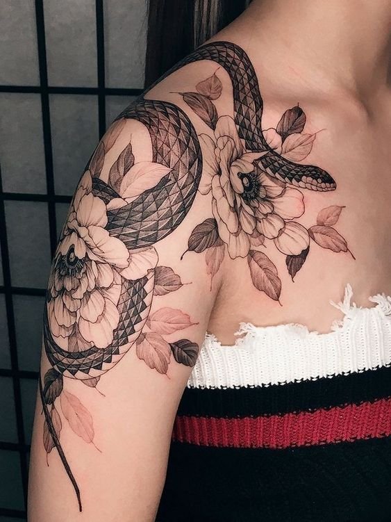 thiết kế tattoo rắn và hoa sắc nét trên vai khách