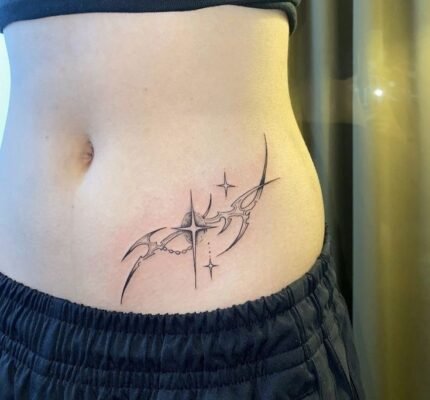 bên hông cho nữ là mẫu tattoo siêu đơn giản