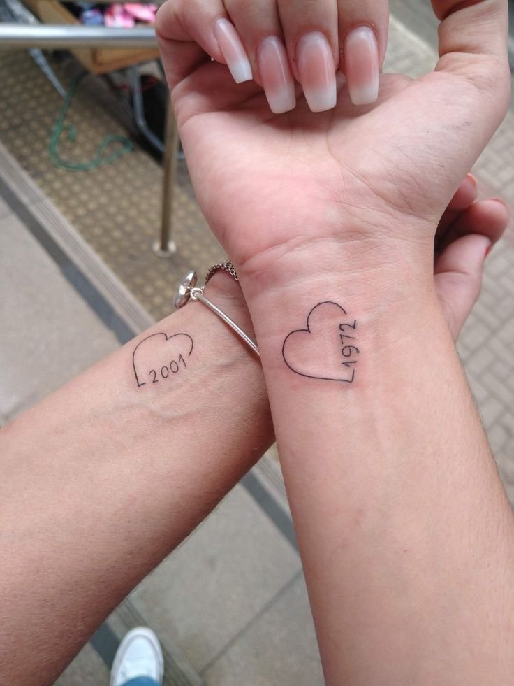 mẫu tattoo trái tim khắc năm sinh cho couple