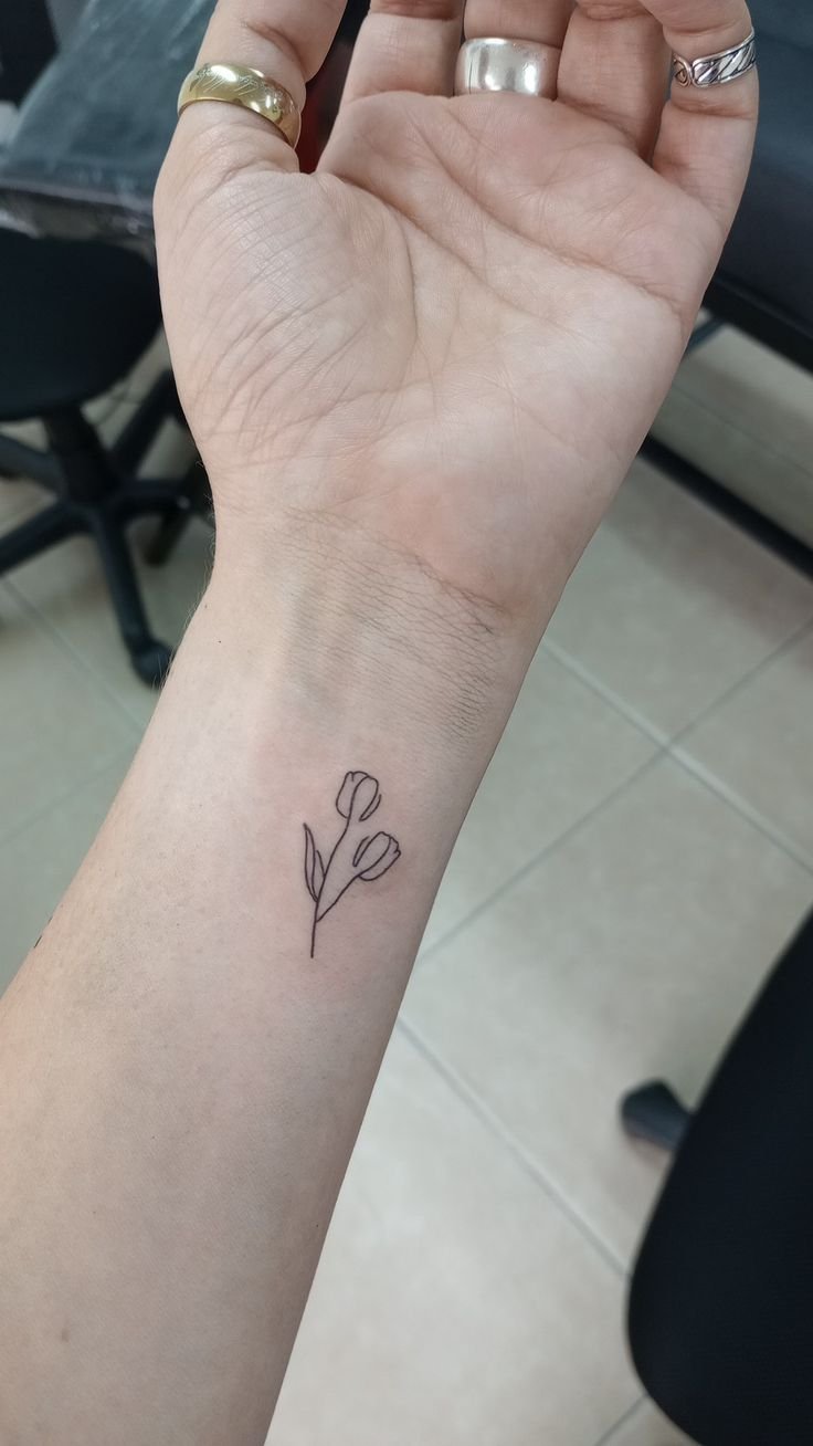 mẫu tattoo tulip mini trên cổ tay