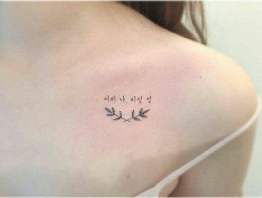 mẫu xăm chữ hàn quốc mini ở ngực cực đẹp