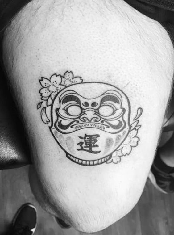 mẫu xăm daruma kèm hoa anh đào cầu mong sự may mắn