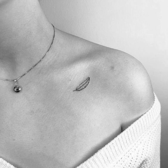 hình xăm mini lông vũ nhỏ duyên trước vai