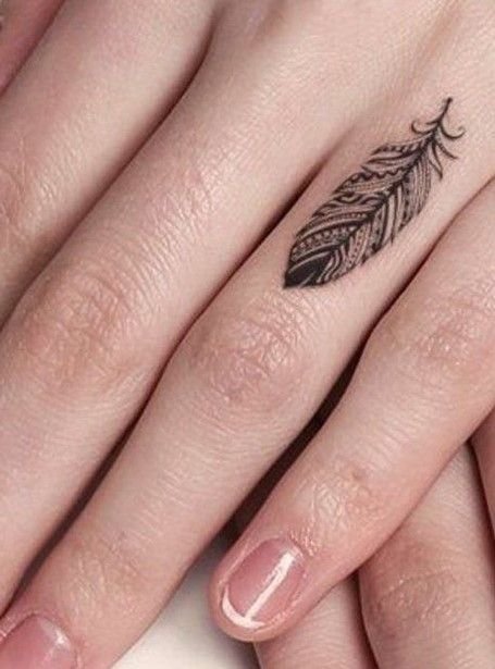 mẫu xăm lông vũ cực nhỏ ở ngón tay