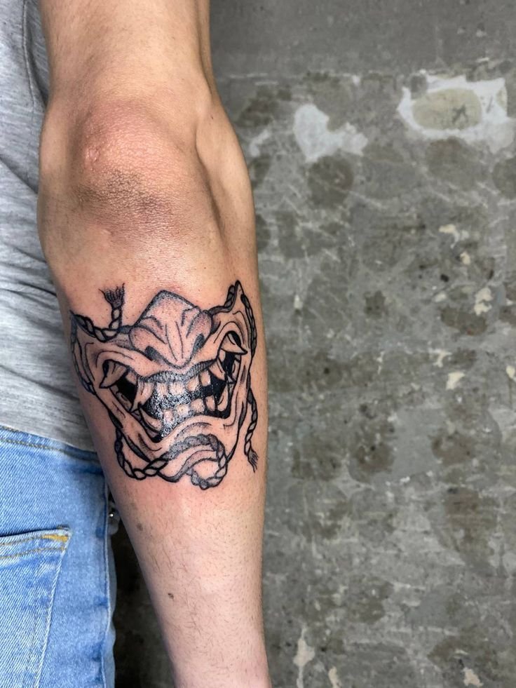 nổi bật với mẫu tattoo nửa mặt quỷ trên tay