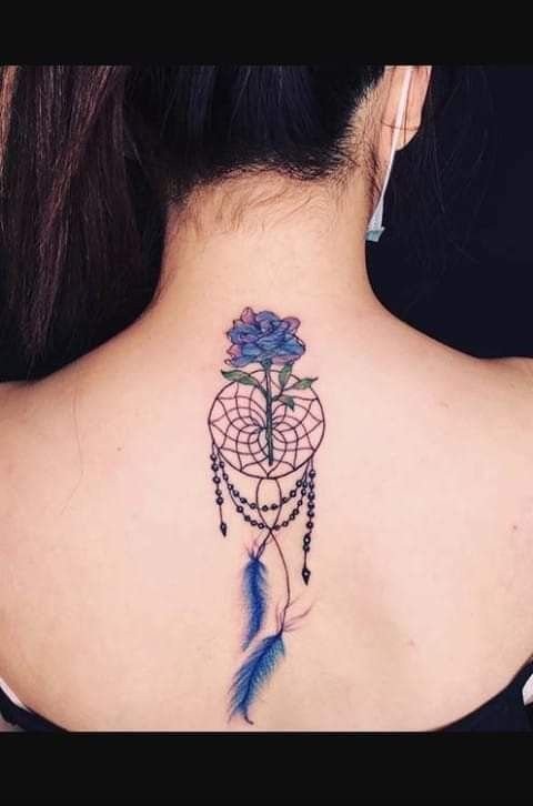 sự kết hợp giữa dreamcatcher và hoa hồng xanh trên lưng