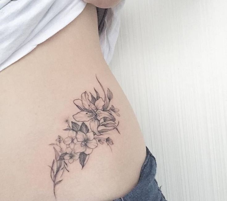 tattoo bông hoa ở eo hùng vĩ