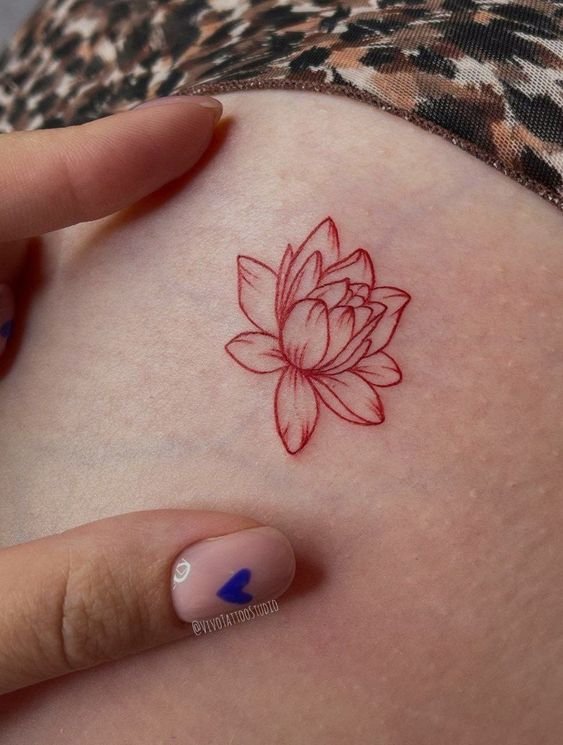 tatto hoa sen mau đỏ mini cho khách