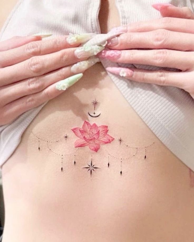 tatto hoa sen màu đỏ siêu thu hút