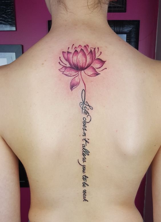 tatto hoa sen màu đỏ vị trí đặc biệt