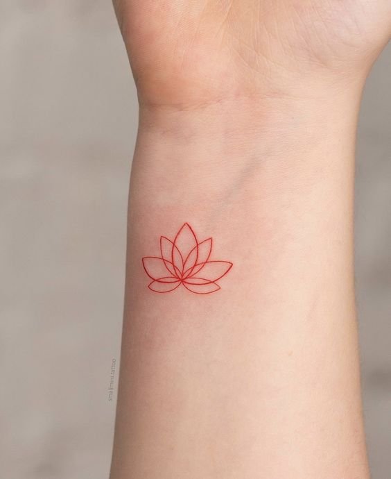 tatto hoa sen màu đỏ ý nghĩa