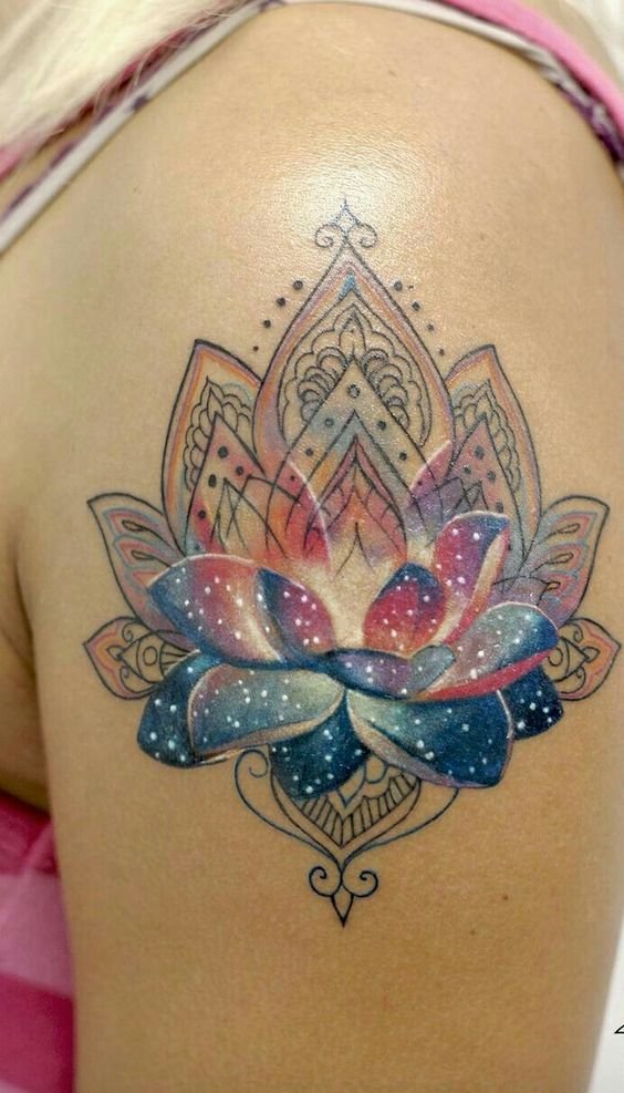 tatto hoa sen màu xanh độc đáo