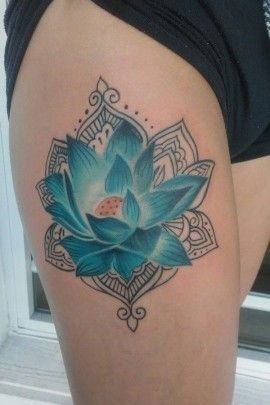 tatto hoa sen màu xanh mang xu hướng hiện đại