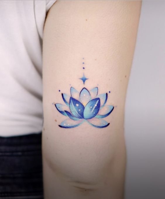 tatto hoa sen màu xanh mini ở sau bắp tay