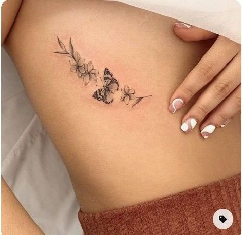 Tattoo hoa và bướm tại mạn sườn