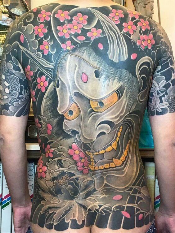 tattoo mặt quỷ hung dữ kết hợp hoa anh đào