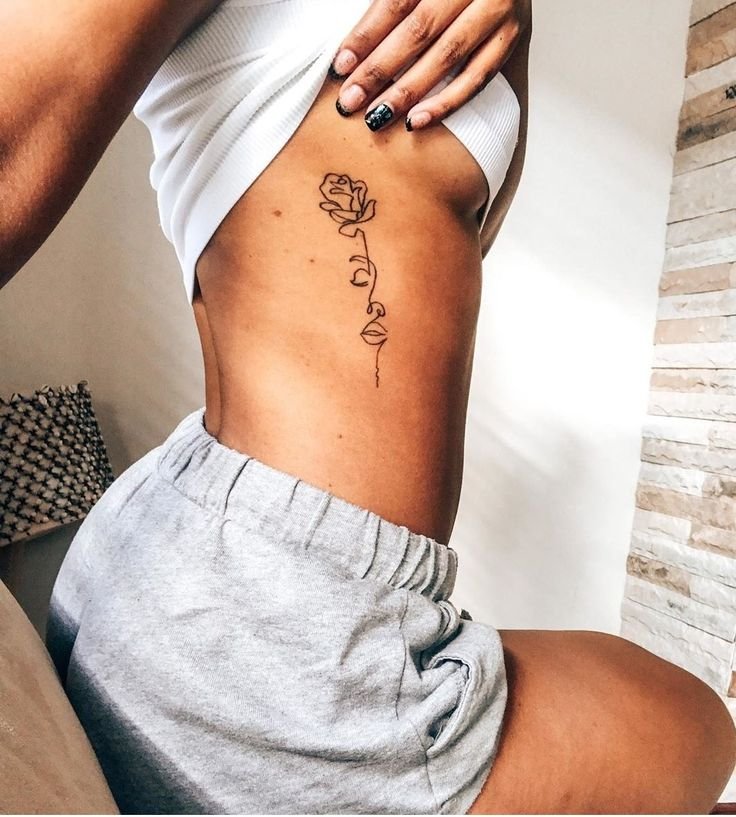 Tattoo nhỏ hoa hồng mạn sườn