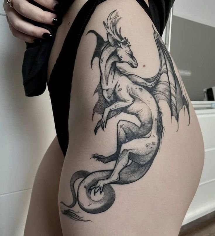 tattoo rồng bay sau mông cho khách