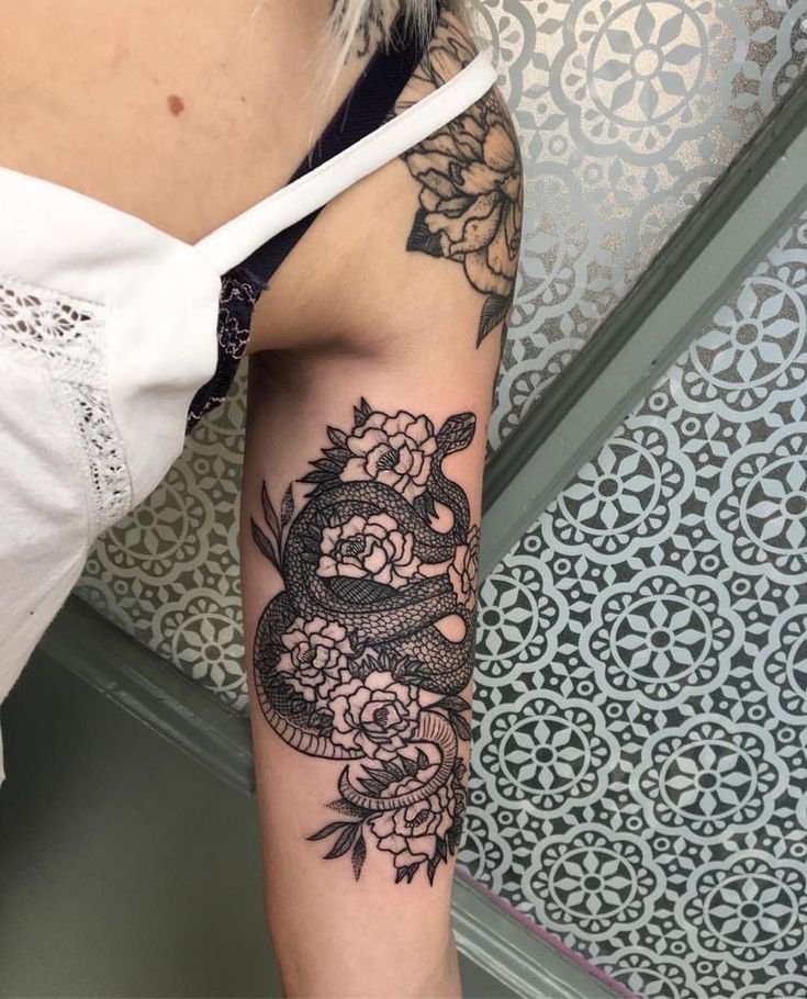 tattoo rồng cùng với hoa