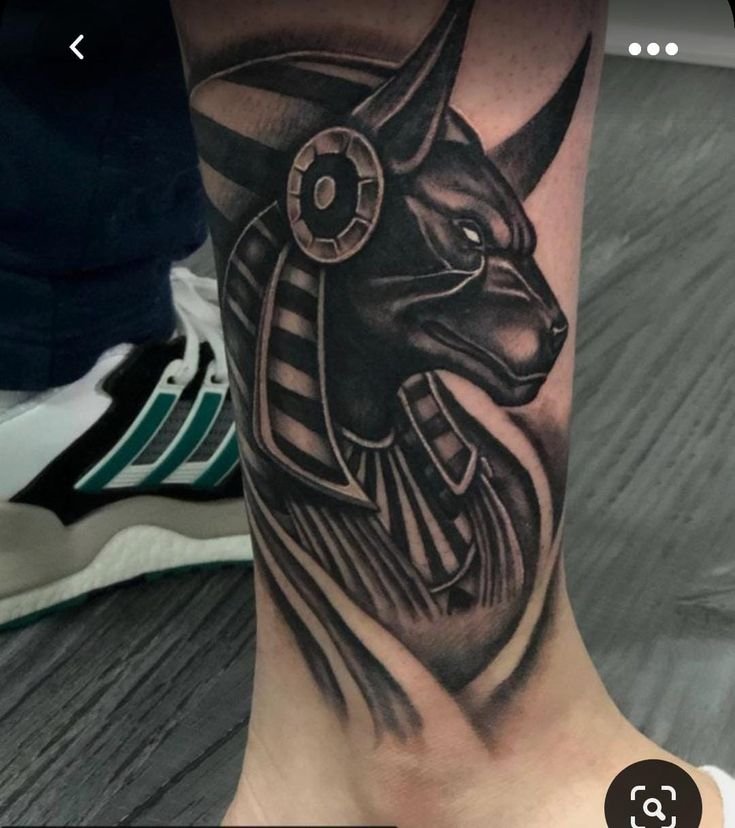 tattoo anubis siêu xinh ở chân