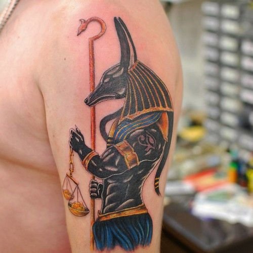 tattoo anubis cùng chiếc cân công lý