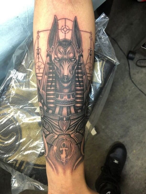 tattoo anubis ở cánh tay