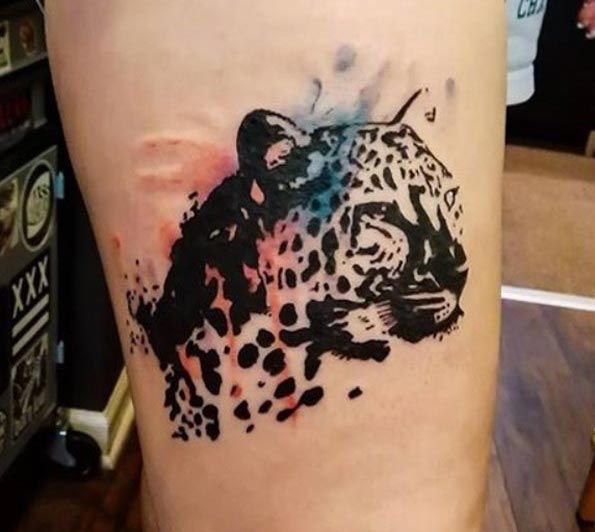 tattoo báo hoa mai trên bắp đùi