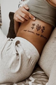 tattoo bên hông với bông hoa đẹp