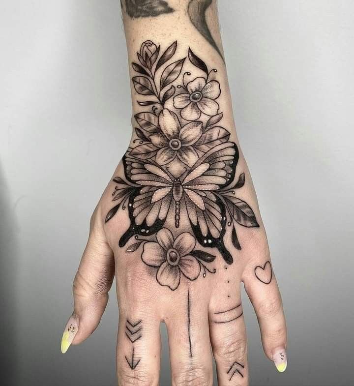 tattoo bướm và hoa đào trên mu bàn tay